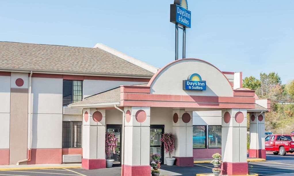 Days Inn & Suites by Wyndham Youngstown / Girard Ohio
