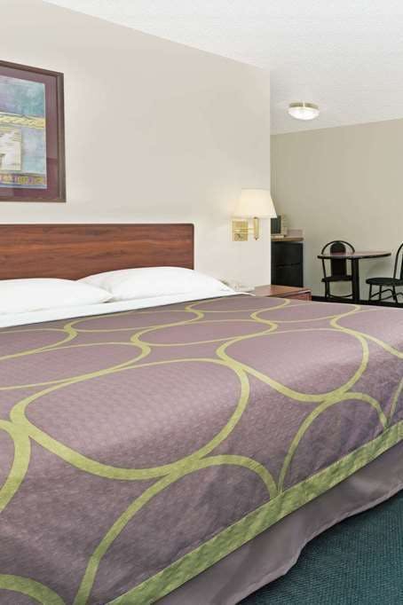 Hotel Super 8 Windsor photo 1