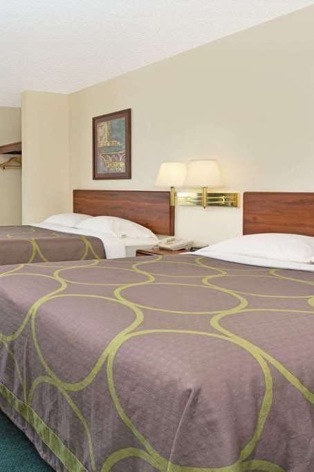 Hotel Super 8 Windsor photo 2