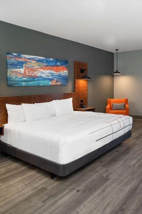 Hotel La Quinta Inn & Suites by Wyndham Louisville NE/Old Henry Rd photo 1