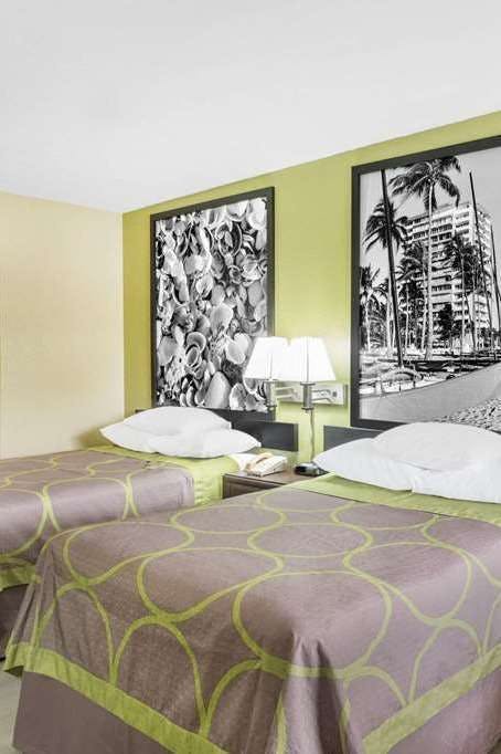 Hotel Super 8 by Wyndham Sarasota Near Siesta Key photo 2