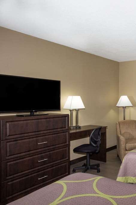 Hotel Super 8 by Wyndham Sarasota Near Siesta Key photo 3