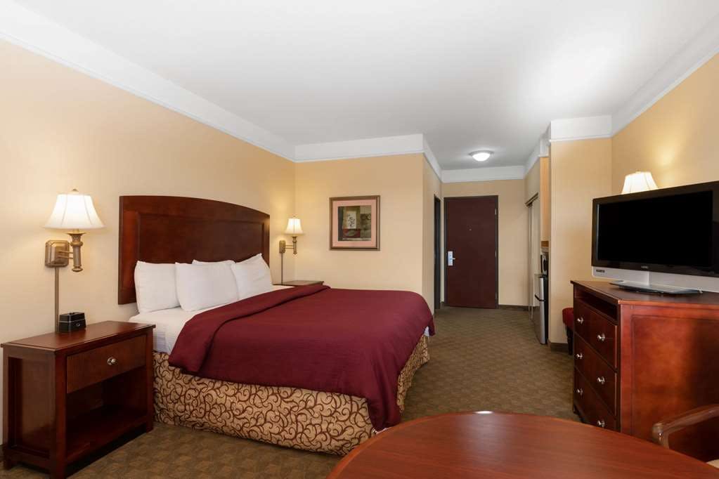 Hotel La Quinta Inn & Suites by Wyndham Dodge City photo 1