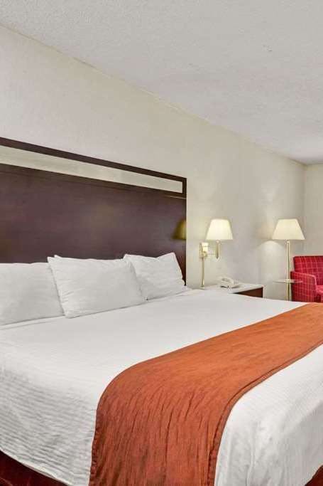 Hotel Baymont by Wyndham Washington Court House photo 1