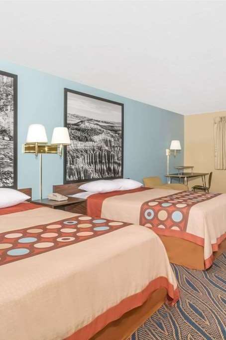 Hotel Super 8 by Wyndham Cedar City photo 2