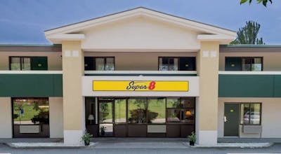 Super 8 by Wyndham White River Junction