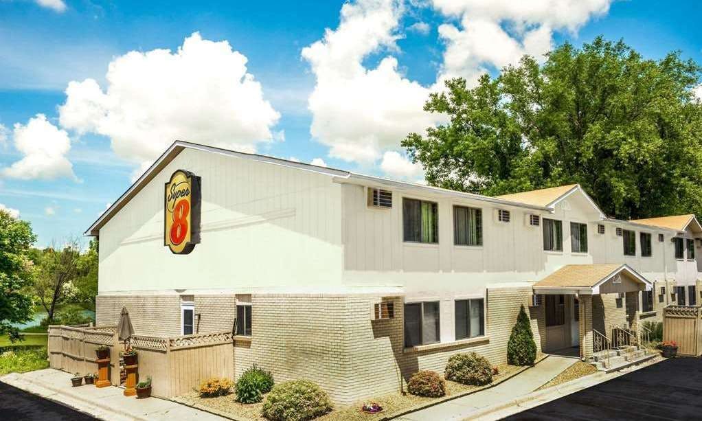 Super 8 by Wyndham Chaska