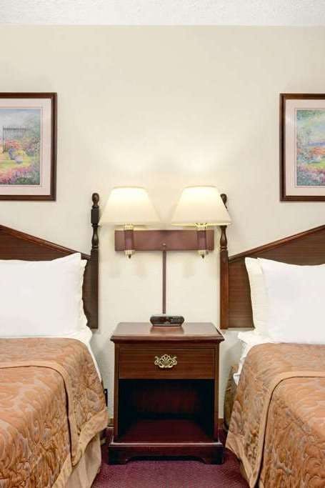 Hotel Super 8 by Wyndham Chaska photo 2