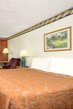 Hotel Super 8 by Wyndham Chaska photo 1
