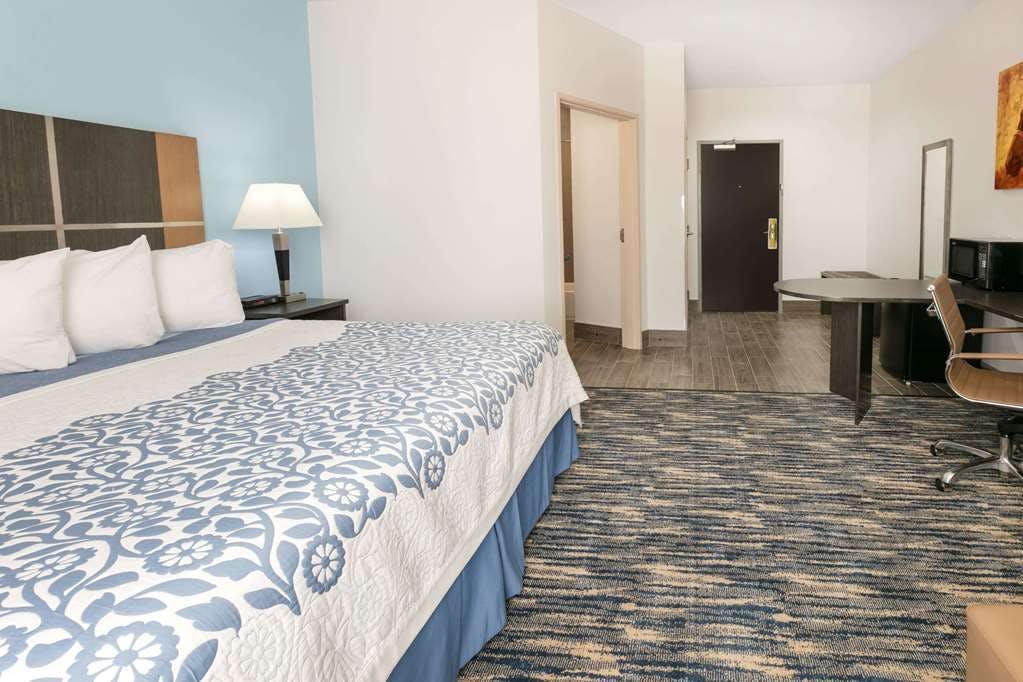 Hotel Days Inn & Suites by Wyndham Lubbock Medical Center photo 3
