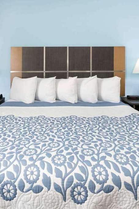 Hotel Days Inn & Suites by Wyndham Lubbock Medical Center photo 1