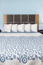 Hotel Days Inn & Suites by Wyndham Lubbock Medical Center photo 1