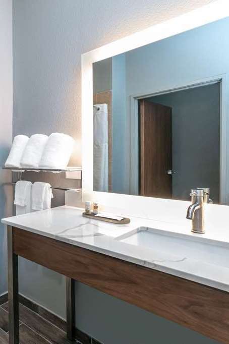 Hotel La Quinta Inn & Suites by Wyndham Jacksonville TX photo 4