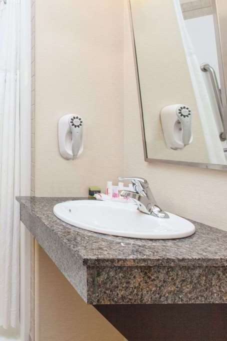 Hotel Ramada by Wyndham Pincher Creek photo 5