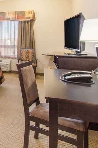 Hotel Ramada by Wyndham Pincher Creek photo 4