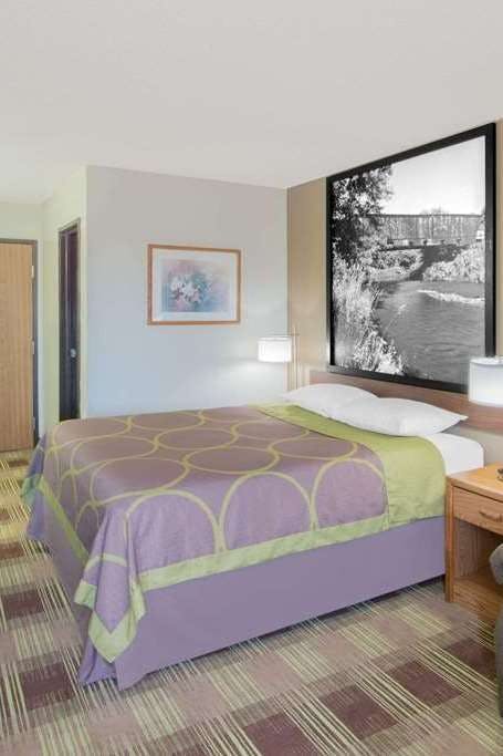 Hotel Super 8 by Wyndham Toledo photo 1