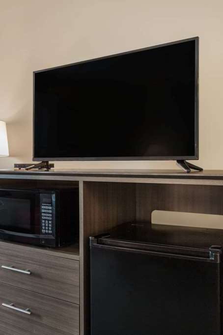 Hotel Ramada by Wyndham Hendersonville photo 2