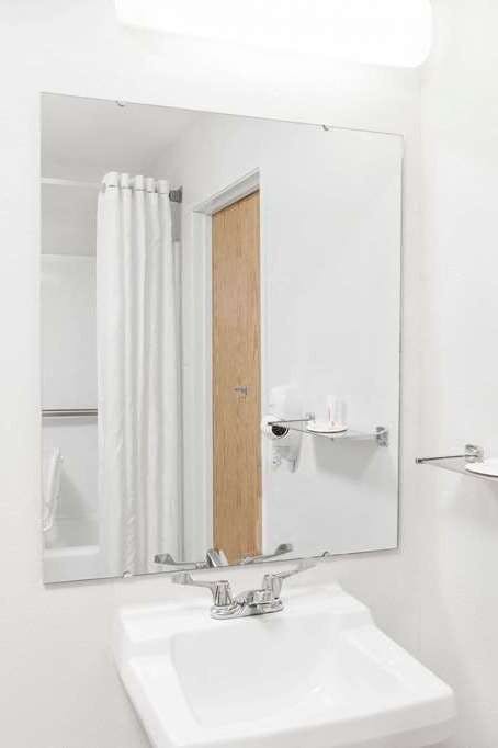 Hotel Super 8 by Wyndham Gas City Marion Area photo 3