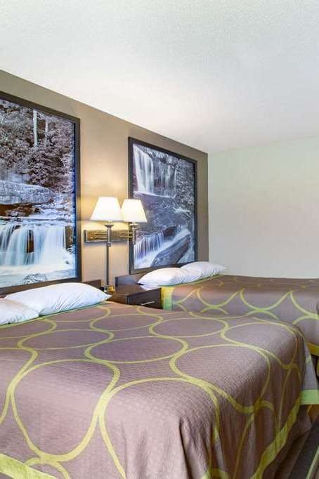 Hotel Super 8 by Wyndham Weston WV photo 3