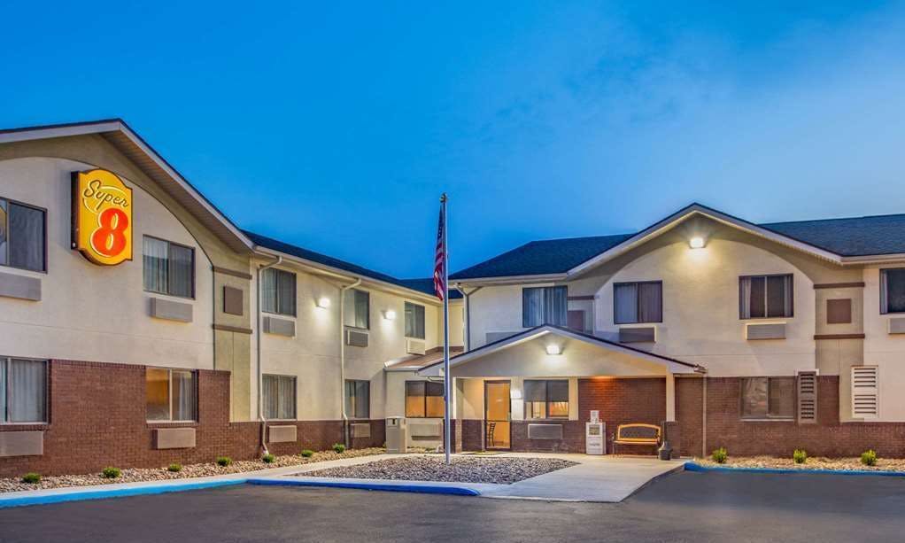 Super 8 by Wyndham Weston WV