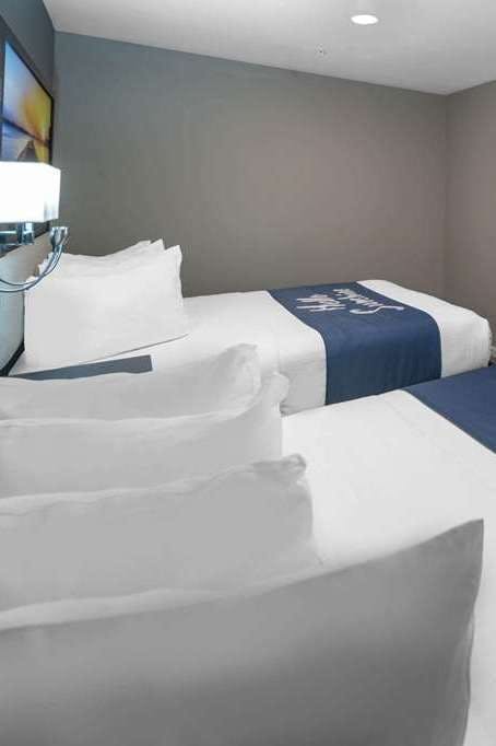 Hotel Days Inn by Wyndham Galt/Elk Grove South photo 2