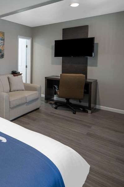 Hotel Days Inn by Wyndham Galt/Elk Grove South photo 3