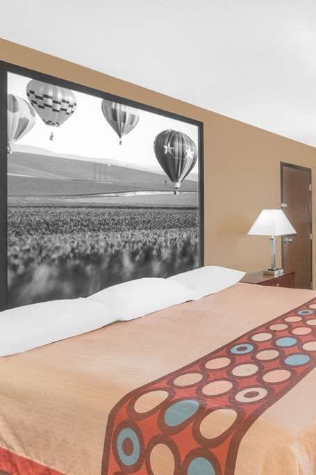 Hotel Super 8 by Wyndham Marshalltown photo 1