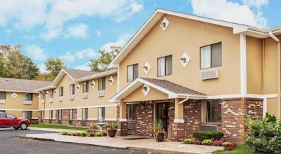 Super 8 by Wyndham Sterling Heights/Detroit Area