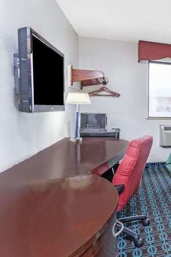 Hotel Super 8 by Wyndham Sterling Heights/Detroit Area photo 3