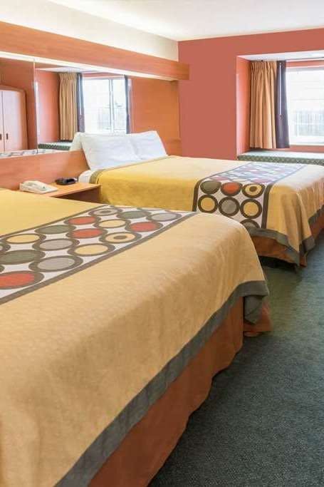 Hotel Super 8 by Wyndham Columbus West photo 1