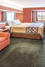 Hotel Super 8 by Wyndham Columbus West photo 2