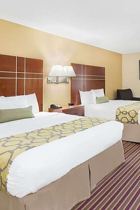 Hotel Baymont by Wyndham Bowling Green photo 3