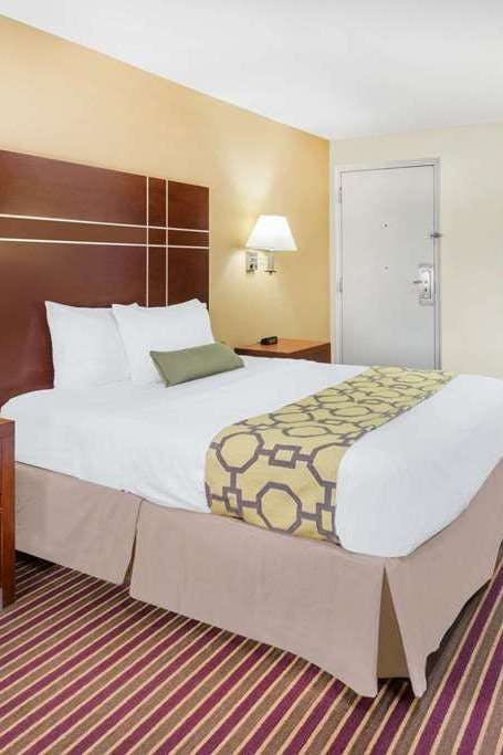 Hotel Baymont by Wyndham Bowling Green photo 2