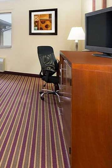 Hotel Baymont by Wyndham Bowling Green photo 4