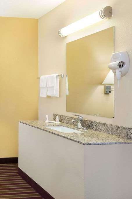 Hotel Baymont by Wyndham Bowling Green photo 5