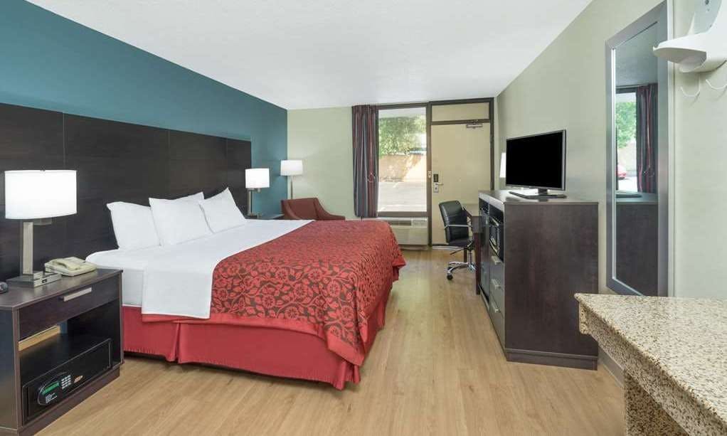 Hotel Days Inn by Wyndham Raleigh Midtown photo 2