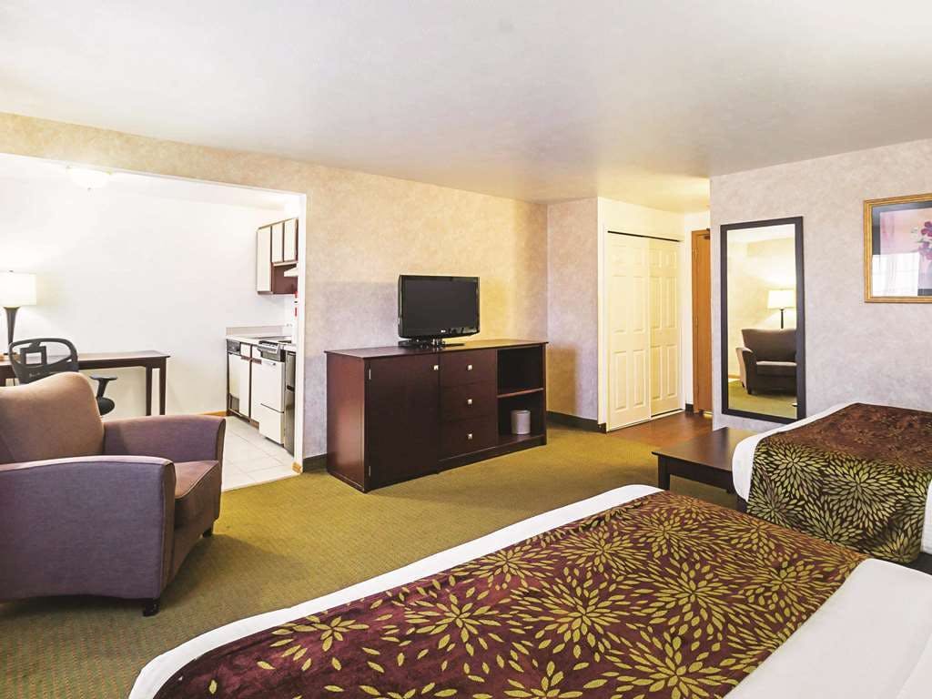 Hotel La Quinta Inn & Suites by Wyndham Woodburn photo 5