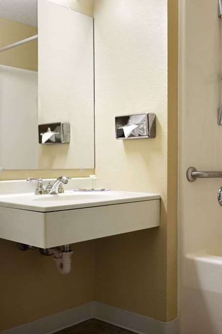 Hotel Super 8 Marion photo 4