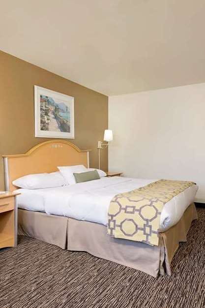 Hotel Baymont by Wyndham Lawrenceburg photo 1