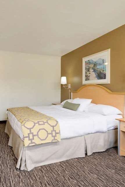 Hotel Baymont by Wyndham Lawrenceburg photo 2