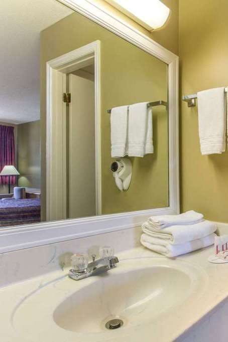 Hotel Super 8 by Wyndham Monticello photo 5