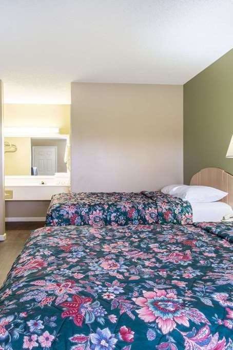 Hotel Super 8 by Wyndham Monticello photo 3