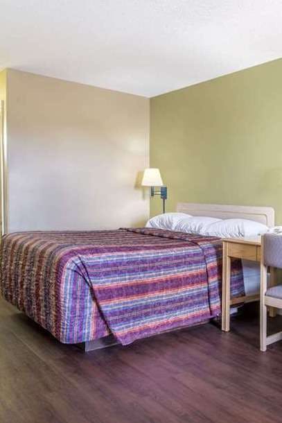 Hotel Super 8 by Wyndham Monticello photo 1