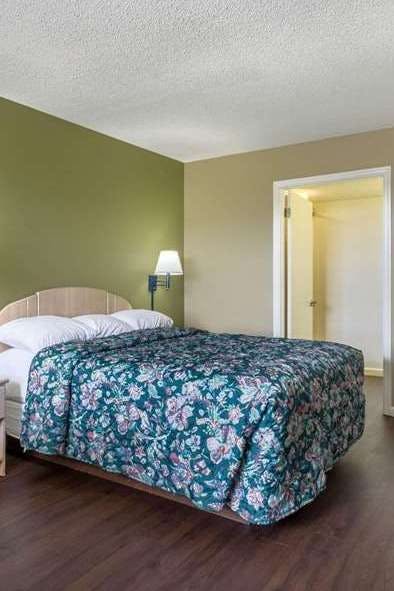 Hotel Super 8 by Wyndham Monticello photo 2