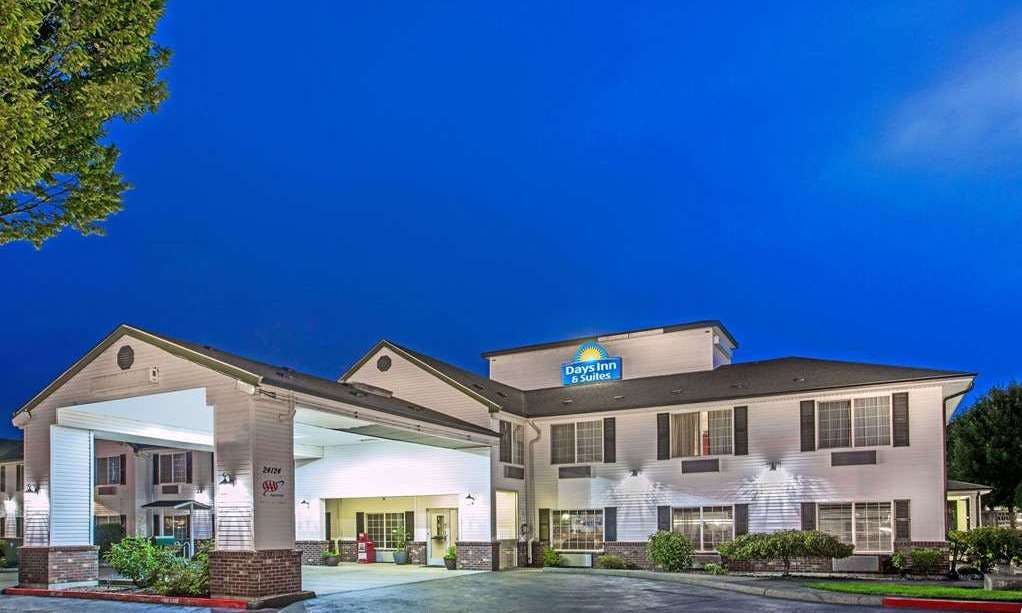 Days Inn & Suites by Wyndham Gresham