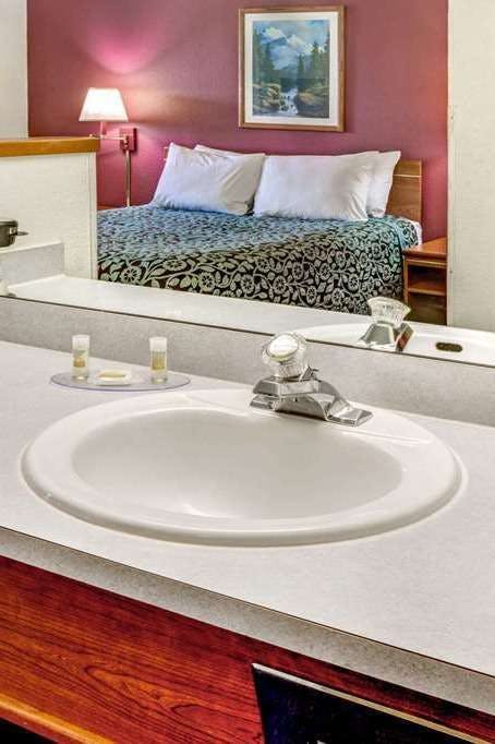 Hotel Days Inn and Suites Gresham photo 4