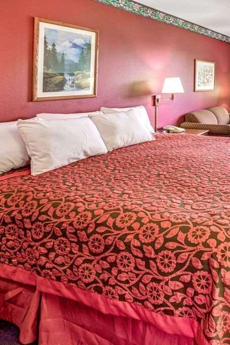 Hotel Days Inn and Suites Gresham photo 1