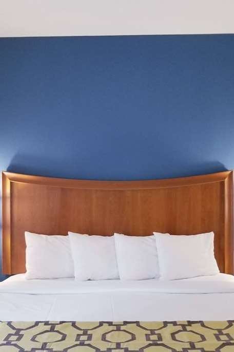 Hotel Baymont by Wyndham Indianapolis Northwest photo 2