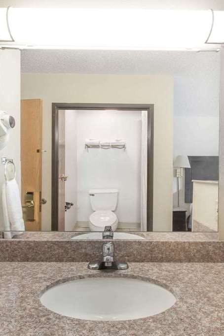 Hotel Super 8 Cleveland TX photo 4