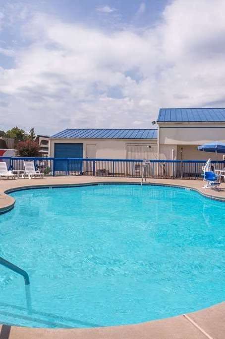 Hotel Howard Johnson by Wyndham Commerce GA photo 5